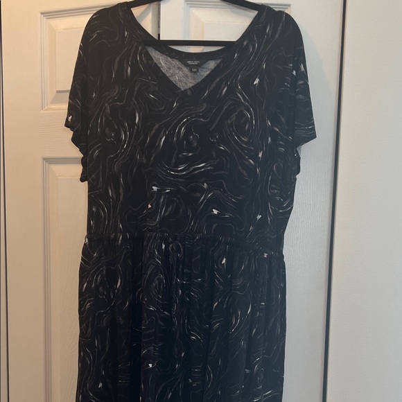 Simply Vera Vera Wang Dresses & Skirts - Simply Vera Vera Wang Black and White Patterned Midi Dress